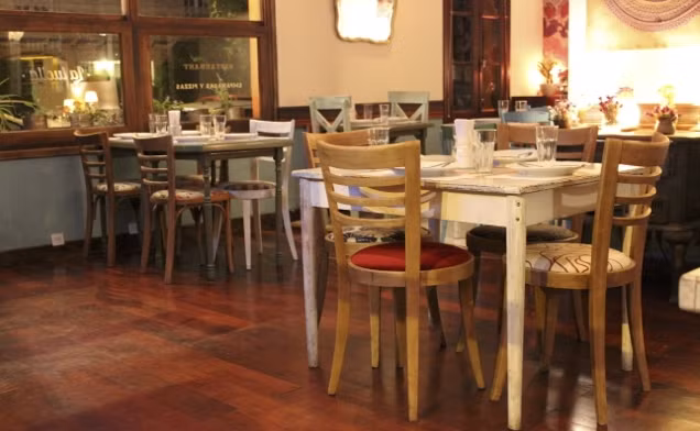 Hầu hết các nhà hàng cũng chỉ mở cứa sau 21 giờ, vì vậy hãy lấp đầy chiếc bụng rỗng của bạn bằng một bữa ăn nhẹ trước khi quá đói nhé.