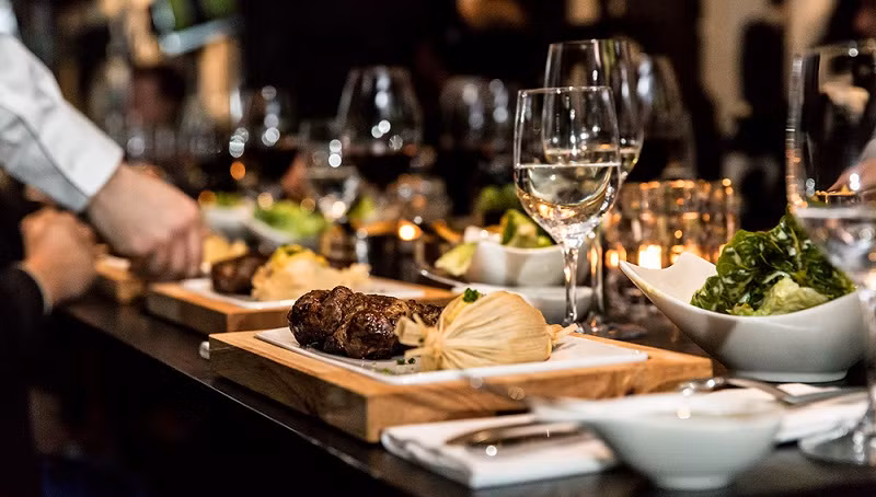  2. Bạn sẽ không được ăn tối trước 9 giờ tối: Lại là một điều khó tin ở Argentina, không phải là 18 giờ hay 19 giờ, mà bữa ăn tối của người dân nơi đây bắt đầu vào lúc 21 giờ. Có vẻ như người Argentina quen với những hoạt động bắt đầu muộn hơn những quốc gia khác, bởi đây là thói quen và phong tục của họ.