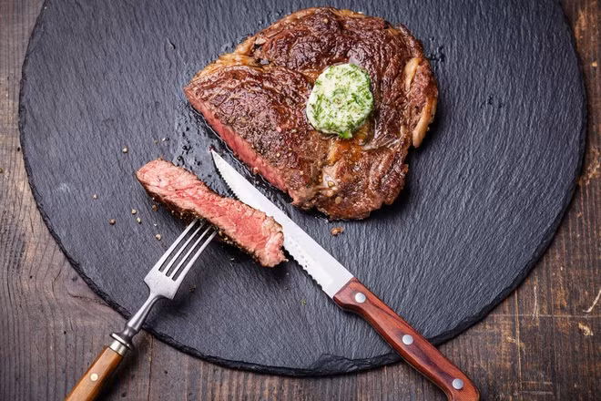  4. Thực đơn thế nào, thức ăn thế đó: Nếu trên thực đơn ghi “salad cà rốt” thì bạn sẽ có một bát cà rốt thái nhỏ. Đừng hi vọng sẽ có thêm nguyên liệu khác trong món bạn gọi.