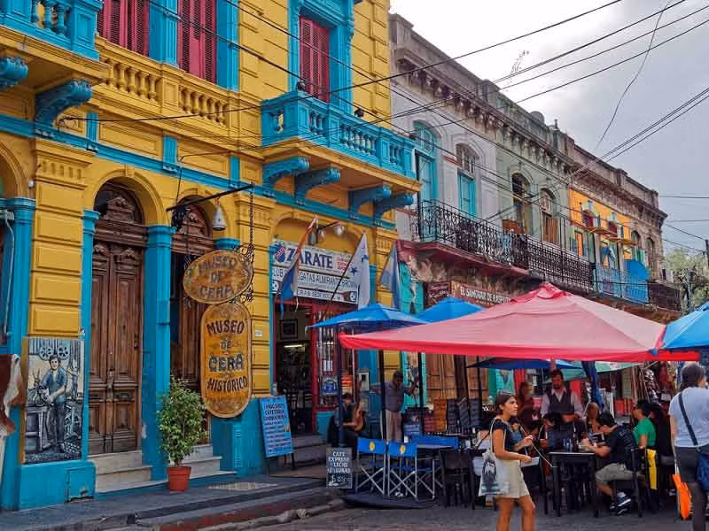  1. Mọi hoạt động bắt đầu sau 10 giờ sáng: Nghe thì có vẻ lạ lùng nhưng đây chính là điều mà bạn nên làm quen khi du lịch Argentina trong nhiều ngày. Tại thành phố Argentina, các cửa hàng, tiệm cà phê, quán ăn,…đều chỉ mở cửa sớm nhất vào 10 giờ sáng.