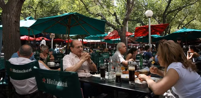  7. Vội vàng là điều khó chấp nhận: Mọi người thường dừng lại hỏi han nhau một cách tử tế khi gặp. “Đang bận” là một câu trả lời không được chấp nhận, mọi người luôn có thời gian để đi ăn trưa hay uống cà phê một cách thư thả với nhau.