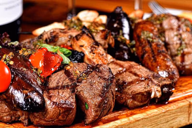 Ví dụ bạn gọi thịt bò thì sẽ chỉ có nguyên thịt bò trên đĩa, các món ăn kèm phải gọi riêng. Và ở đây mọi người cũng không có thói quen gói đồ thừa mang về, bạn chỉ nên gọi vừa đủ ăn thôi.