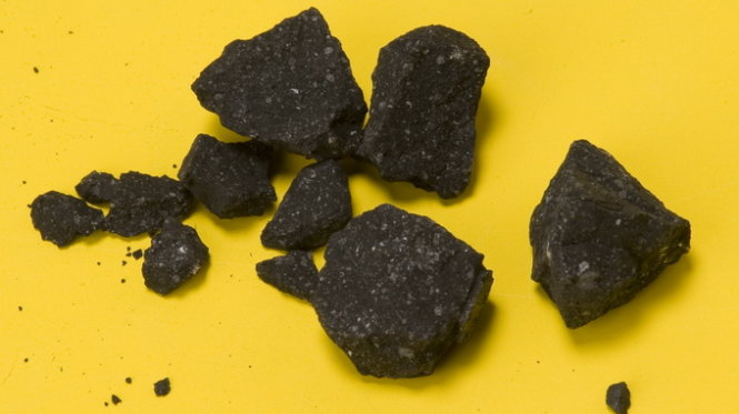 Bài công bố trên tạp chí ASC Central Science chỉ ra đó chính là phóng xạ sẵn có bên trong nhóm thiên thạch quý giá này.