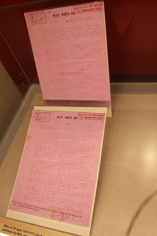 Nghị quyết số 220-NQ/TW ngày 01/6/1972 của Bộ Chính trị về chuyển hướng đẩy mạnh mọi mặt công tác ở miền Bắc để tiếp tục đánh thắng giặc Mỹ xâm lược.