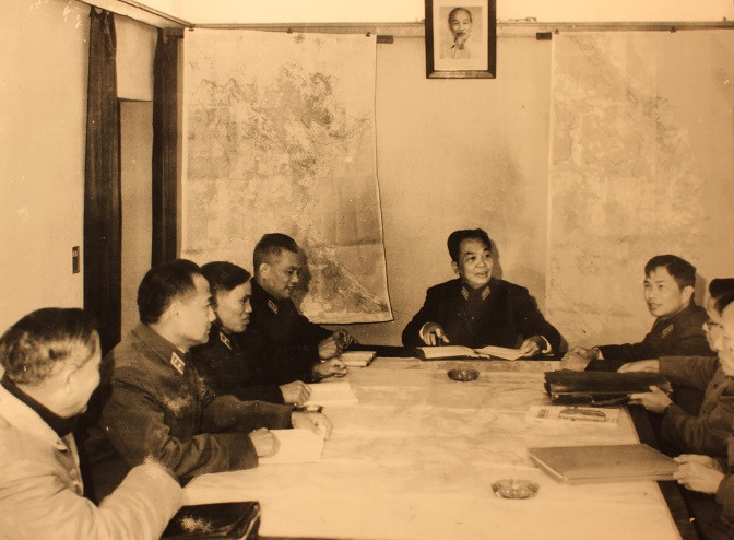 Đại tướng Võ Nguyên Giáp duyệt phương án đánh máy bay B-52 của Bộ Tư lệnh Phòng không - Không quân năm 1972.