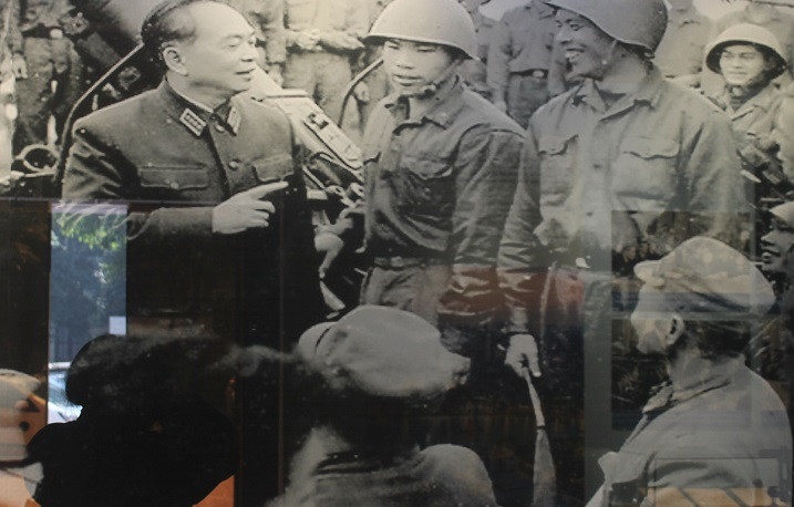 Đại tướng Võ Nguyên Gíáp thăm và động viên bộ đội Phòng không - Không quân trong chiến dịch 12 ngày đêm đánh máy bay B-52 Mỹ tháng 12/1972.