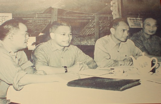 Tổng Tham mưu trưởng Quân đội Nhân dân Việt Nam Văn Tiến Dũng nghe Bộ Tư lệnh Phòng không - Không quân báo cáo lần cuối kế hoạch đánh máy bay B-52 ngày 24/11/1972.