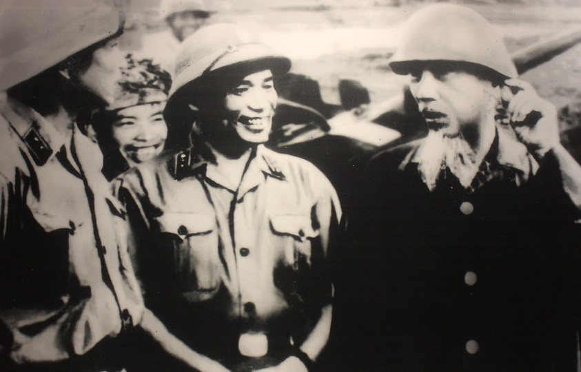 Chủ tịch Hồ Chí Minh thăm trận địa Khẩu đội 6 pháo cao xạ, Đại đội 1, Trung đoàn 324 tại sân bay Bạch Mai ngày 19/7/1965 (Ảnh: Xuân Mai). Trong chuyến thăm, Người đã nói: "Dù đế quốc Mỹ có lắm súng, nhiều tiền. Dù chúng có B-57, B-52 hay "bê" gì, đi chăng nữa ta cũng đánh. Từng ấy máy bay, từng ấy quân Mỹ chứ nhiều hơn nữa ta cũng đánh, mà đã đánh là nhất định thắng".