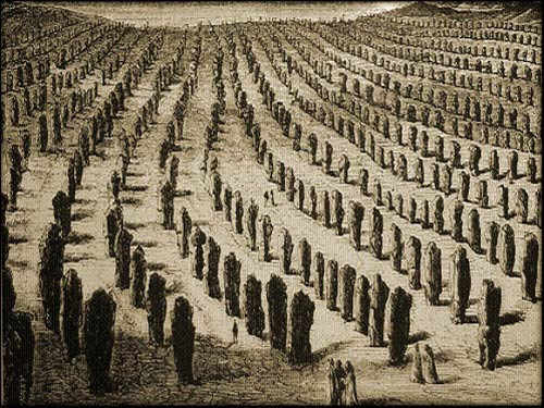 Hơn 3.000 cột đá cự thạch được sắp xếp thành một đường hoàn hảo trải dài hơn 12 km. Truyền thuyết địa phương kể rằng những cột đá này là một quân đoàn La Mã bị pháp sư Merlin hóa đá.