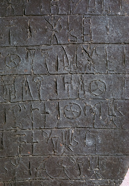 Những tấm bảng đất sét do các nhà khảo cổ phát hiện ra lại cho thấy Đế chế này vẫn còn tồn tại sau đó khoảng 50 năm trước khi biến mất hoàn toàn. Các giả thiết về sự sụp đổ bao gồm một lớp tro núi lửa làm mùa màng thất bát hoặc họ đã bị Hy Lạp xâm chiếm.