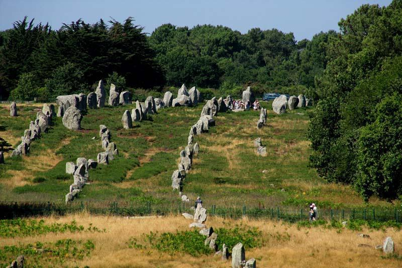  3. Các cột đá Carnac: Công trình đá Stonehenge ở Anh vẫn còn là bí ẩn chưa có lời giải đối với các nhà khoa học nhưng công trình Carnac tại bờ biển Brittany đông bắc Pháp có lẽ còn gây tò mò hơn nữa.