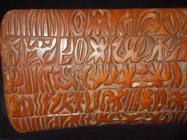  4. Bản thảo Rongorongo: Được xem là một điều bí ẩn nữa của đảo Phục Sinh, Rongorongo là tên của bản thảo viết bằng chữ tượng hình do những cư dân đầu tiên của đảo viết ra. Rongorongo xuất hiện một cách đầy bí ẩn vào những năm 1700 trong khi cư dân những vùng đảo lân cận còn chưa có chữ viết.