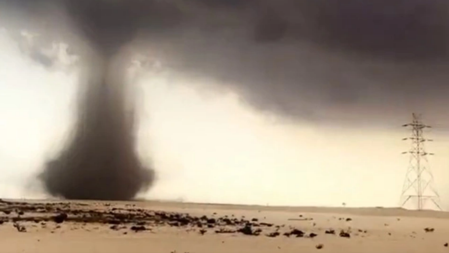 Nhà khí tượng Jason Nicholls đến từ công ty dự báo AccuWeather có trụ sở ở Mỹ, nói trên tờ Newsweek rằng điều kiện thời tiết ở Qatar hôm 7/12 là tương đối lý tưởng cho sự hình thành lốc xoáy.