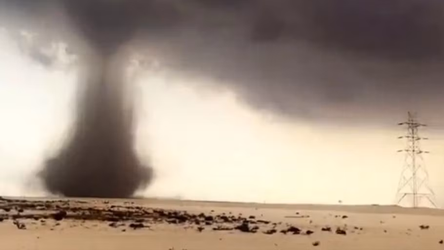 Nhà khí tượng Jason Nicholls đến từ công ty dự báo AccuWeather có trụ sở ở Mỹ, nói trên tờ Newsweek rằng điều kiện thời tiết ở Qatar hôm 7/12 là tương đối lý tưởng cho sự hình thành lốc xoáy.