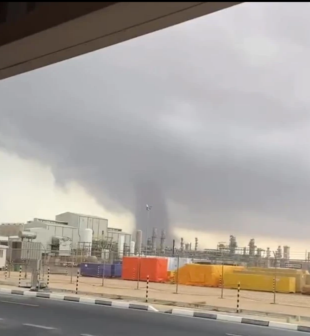 "Lốc xoáy hiếm gặp ở Qatar, nhưng đôi khi vẫn xuất hiện", Nicholls nói, đề cập đến việc lốc xoáy từng xuất hiện ở Qatar vào tháng 11/2019 và tháng 11/2016. Lốc xoáy hiếm gặp ở Qatar do khí hậu sa mạc khô nóng của quốc gia này và ít khi xảy ra xung đột trong các khối không khí.