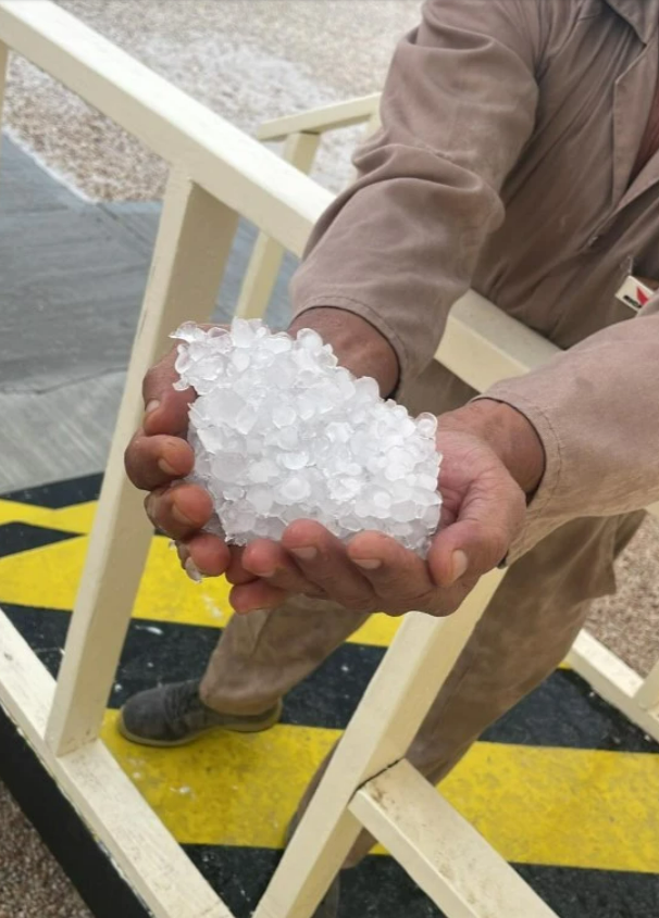 Thậm chí, một người dân Qatar đã chia sẻ tấm ảnh một viên đá lớn rơi xuống cùng trận mưa lên Twitter.