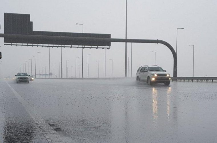 Ở các tháng mùa khô, lượng mưa trung bình chỉ là 5,9mm/tháng và trong mùa khô (từ tháng 6 - tháng 10) gần như không có mưa. Nhiệt độ của Qatar cũng hiếm khi xuống dưới 13 độ C ở những tháng lạnh nhất trong năm.