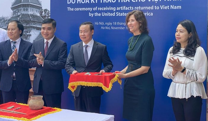 Việt Nam là quốc gia thành viên thực hiện Công ước của UNESCO năm 1970 về các biện pháp phòng ngừa, ngăn chặn việc xuất nhập cảnh, buôn bán trái phép tài sản văn hóa.