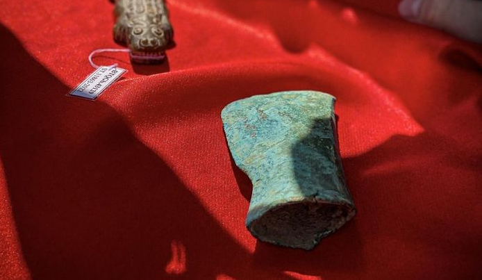 Rìu đồng phủ lớp patin màu xanh, niên đại thời Văn hóa Đông Sơn.