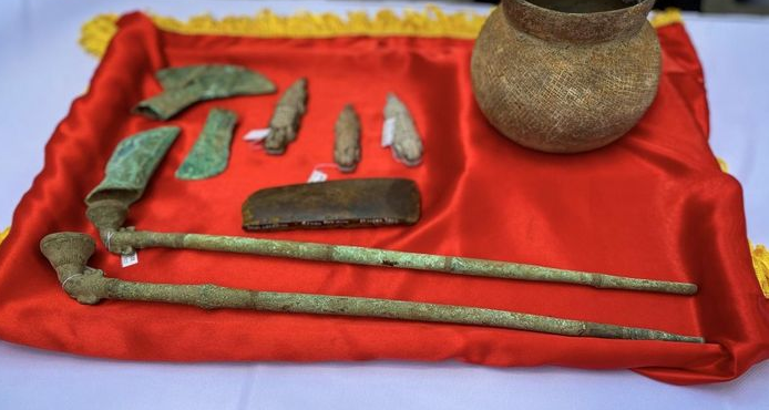 Hai chiếc tẩu đồng có niên đại thế kỷ 17 - 18, hình dáng khá giống tẩu hiện đại, nõ của tẩu hình tròn. Một chiếc tẩu dài 46,4 cm, chiếc còn lại dài 44,7 cm.