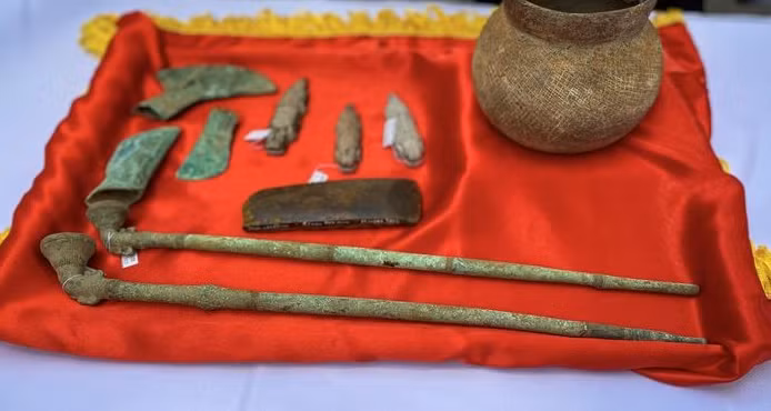 Hai chiếc tẩu đồng có niên đại thế kỷ 17 - 18, hình dáng khá giống tẩu hiện đại, nõ của tẩu hình tròn. Một chiếc tẩu dài 46,4 cm, chiếc còn lại dài 44,7 cm.