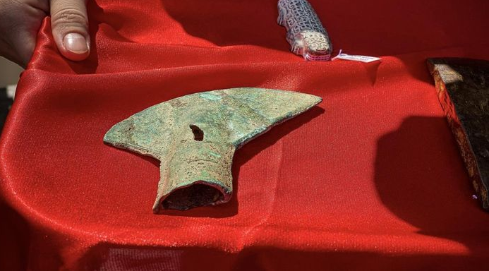 Rìu lưỡi xéo làm bằng đồng, niên đại thời Văn hóa Đông Sơn. Trên thân rìu có lỗ chốt hãm gần hình tam giác.