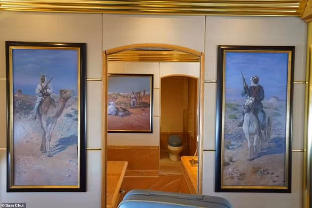 Phòng họp ngay trong máy bay có sức chứa vài chục người.