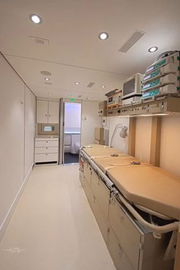 Bên trong còn được cẩn thận trang bị cả phòng y tế.