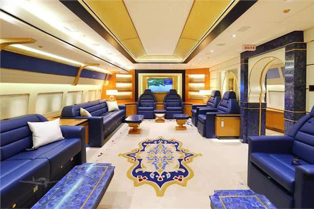 Vào năm 2018, lần đầu tiên những thông tin và hình ảnh chi tiết về chiếc máy bay riêng thuộc sở hữu của hoàng gia Qatar được công khai trên truyền thông. Máy bay phản lực của gia đình được nhận xét là trông giống một "cung điện bay" hơn là một chiếc máy bay.