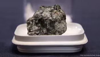 Giáo sư Herd cho biết khi nghiên cứu mẫu thiên thạch dưới kính hiển vi, ông phát hiện ra một số nguyên tố bất thường.