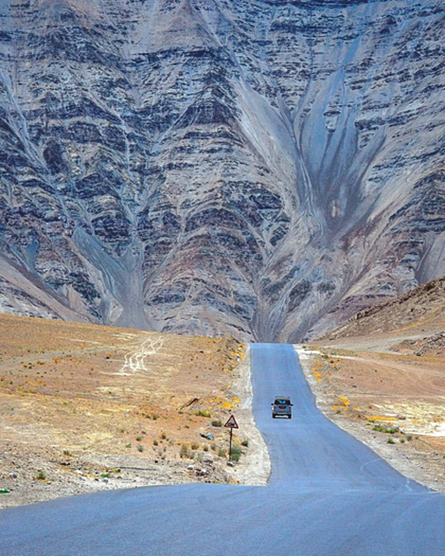 Những giả thuyết hiện đại xoay quanh từ trường được nhiều người tin tưởng. Theo đó, ngọn đồi phát ra nguồn năng lượng từ tính khổng lồ, hút các phương tiện trong phạm vi nhất định về phía nó. Do đó, nơi này được đặt tên là Đồi Nam Châm.