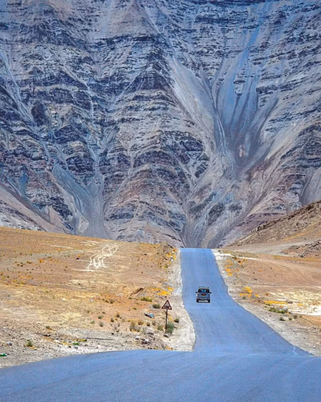 Những giả thuyết hiện đại xoay quanh từ trường được nhiều người tin tưởng. Theo đó, ngọn đồi phát ra nguồn năng lượng từ tính khổng lồ, hút các phương tiện trong phạm vi nhất định về phía nó. Do đó, nơi này được đặt tên là Đồi Nam Châm.