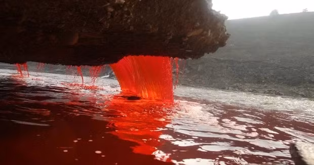  3. Thác máu, Nam Cực: Năm 1911, nhà địa chất học người Anh Griffith Taylor đã tình cờ phát hiện ra một thung lũng băng ở Đông Nam Cực với dòng nước chảy ra có màu đỏ ý như máu.