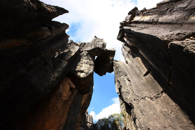 Kết cấu của những khối thạch nhũ có thể khiến du khách thót tim trên đường khám phá.