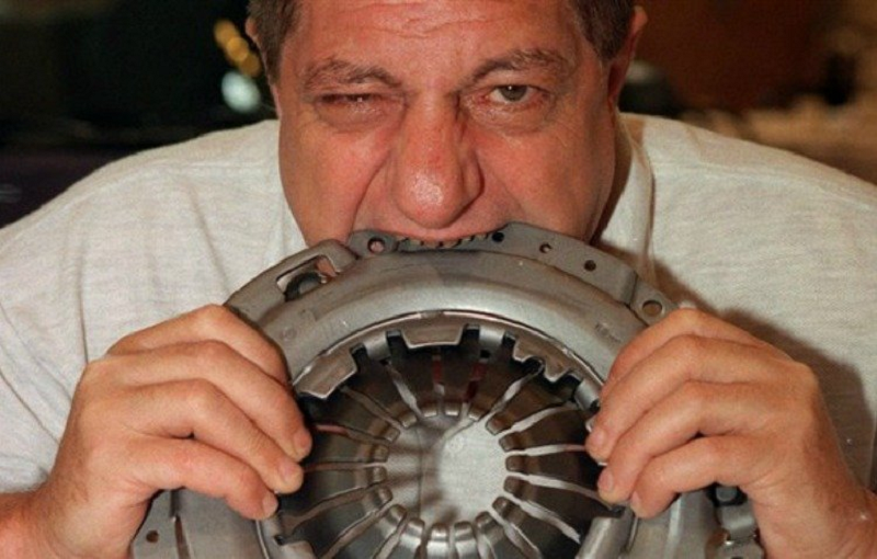  3. Ăn và tiêu hóa được kim loại: Michel Lotito - nghệ sỹ hài nổi tiếng người Pháp được biết đến với tên gọi "Monsieur Mangetout", hay "ngài Ăn đủ thứ" bởi chứng rối loạn tiêu hóa hiếm gặp của ông.