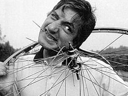 Tình trạng mà ông mắc phải, được gọi là Pica, cho phép Lotito ăn và tiêu hóa những đồ vật được làm bằng thủy tinh, cao su, đất cát, đá, kim loại,...