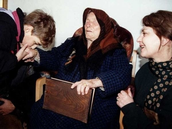  1. Khả năng tiên tri: Đây là khả năng mà bất cứ ai trong chúng ta cũng đều khao khát có được, với người có khả năng tiên tri thì họ có thể nhìn thấu được tương lai. Trên thế giới đến nay đã có vài người được cho là minh chứng rõ ràng nhất cho khả năng này, chính là nhà tiên tri Vanga hay Nostradamus, cả hai từng có nhiều tiên đoán nổi tiếng đã trở thành sự thật.