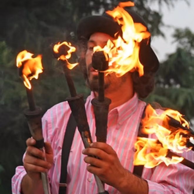  2. Người phóng ra lửa: A. William Underwood (SN 1855), đến từ Paw Paw, Michigan (Mỹ) là người có khả năng tạo ra lửa bằng ý chí cực kỳ hiếm gặp. Ông có thể lấy khăn tay của bất kỳ một ai rồi đưa lên miệng, sau đó vò thật mạnh và khiến lửa bùng lên, đốt chiếc khăn đến cháy rụi.