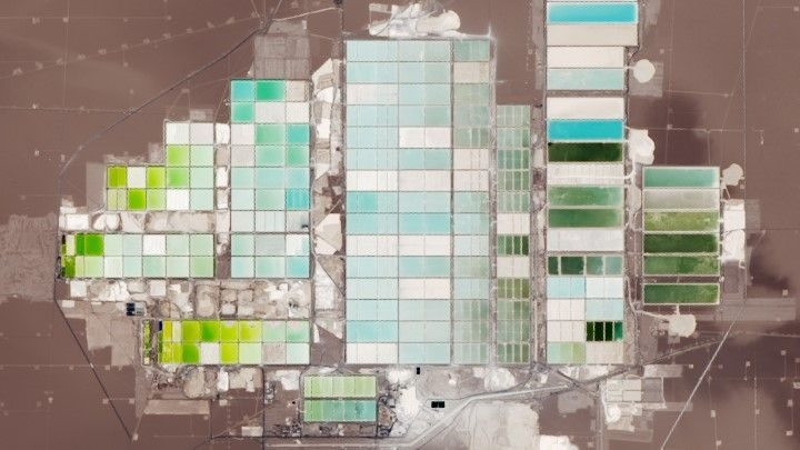 Khối hình đầy màu sắc ở Salar de Atacama, một vùng đầy muối bao quanh bởi những ngọn núi ở Chile.