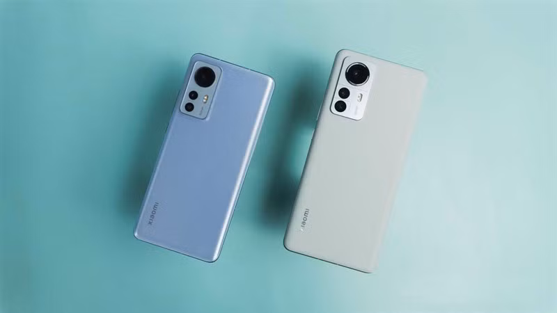 Trước tiên phải kể đến ấn tượng về bộ 3 camera sau có cùng độ độ phân giải ấn tượng 50MP + 50MP + 50MP được đánh giá “Bậc thầy nhiếp ảnh”. Hệ thống camera “khủng” này cho phép tối ưu trải nghiệm quay video, chụp ảnh với khả năng thu sáng tới 120%, bất chấp cả trong điều kiện thiếu sáng.