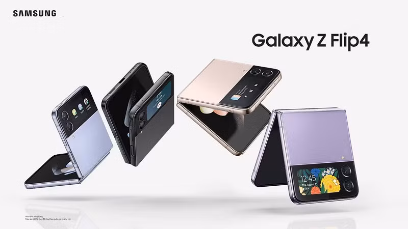  5. Samsung Galaxy Z Flip4: Nếu Galaxy Fold là một máy tính bảng gấp một nửa để trở thành điện thoại, thì Z Flip là một chiếc điện thoại có thể gập lại một nửa để trở thành một chiếc điện thoại nhỏ hơn. Khi mở ra, điện thoại Samsung Galaxy này có màn hình lớn đến 6,7 inch, nhưng gấp lại một nửa và nó trở thành một hình vuông nhỏ dễ dàng đặt vào quần jean hoặc túi áo khoác.