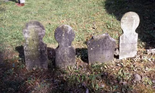 Được biết đến với tên gọi "columelle" (tiếng La tinh là cây cột nhỏ), chúng là những viên đá hình chữ nhật cắm thẳng xuống đất với phần đầu là một cái đĩa hình tròn tượng trưng cho đầu người.