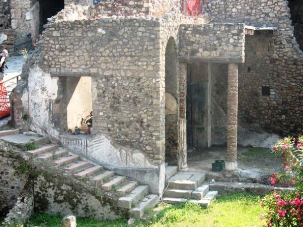 Cùng với đó là phong tục của các cư dân của Pompeii cũng như người La Mã, thường quan tâm tới đời sống của họ sau khi chết, cho nên họ thường chôn cất các ngôi mộ ở các khu vực có người đi lại đông đúc.