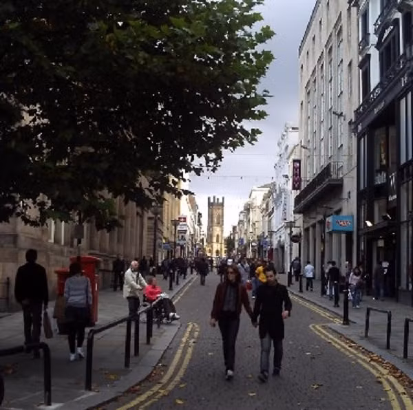 Hắn nhìn thấy những chiếc xe ô tô cổ trên đường và mọi người ăn mặc rất kỳ lạ. Hắn nhìn vào một tờ báo và thấy số báo ghi năm 1967. Hắn ta vội vã chạy lên con phố Ranelagh và phát hiện ra mình đã trở lại năm 2006, mặc dù hắn vẫn có thể nhìn vào quá khứ khi trông xuống con phố phía dưới.