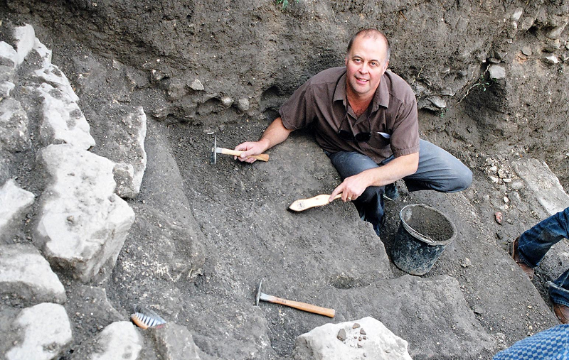 Vị vua muốn đào đường hầm dài 533m xuyên lòng Thành cổ David để mang nước từ suối Gihon, nằm bên ngoài thành lũy, vào nội thành. Trong những năm sau đó, kênh đào Hezekiah tiếp tục mang nước ngọt đến nhiều khu vực của Jerusalem, và nhiều hồ đã được xây dựng để chứa nước trong nhiều thế kỷ, bao gồm Hồ Siloam vào thời Chúa Giêsu.