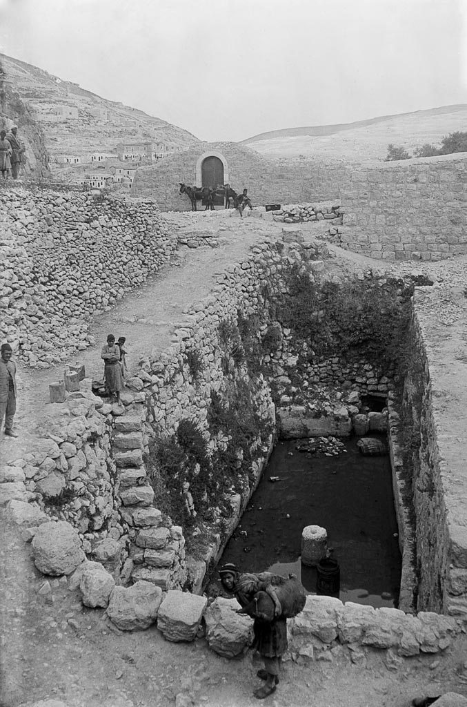 Người Do Thái có thói quen mỗi năm lại hành hương 3 lần đến Jerusalem, sẽ trầm mình xuống Hồ Siloam trước khi đặt chân lên con đường đá dẫn đến Đền thờ. Họ cũng lấy nước hồ để uống và cắm trại xung quanh nơi này. Stephen Pean, một học giả về Kinh Thánh, cho hay nước Hồ Siloam được xem tinh khiết, và Chúa Giêsu nhiều khả năng đã chọn nguồn nước này vì người tàn tật bị cấm vào khu Đền thờ.