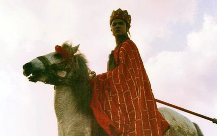 Quan sát biểu hiện của Bạch Long Mã kỹ hơn một chút, chúng ta sẽ thấy, đầu tiên ngựa trắng “không ngăn được những giọt nước mắt”. Đừng đánh giá thấp những giọt nước mắt này. Đường Tăng gặp nạn, Tam sư huynh không nhỏ giọt lệ nào, Nhị sư huynh cũng không khóc thương sư phụ. Ngược lại, Bạch Long Mã không có danh phận lại rơi lệ.