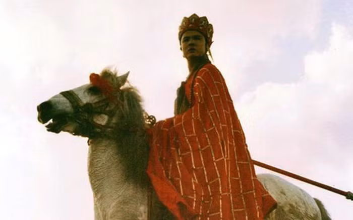 Quan sát biểu hiện của Bạch Long Mã kỹ hơn một chút, chúng ta sẽ thấy, đầu tiên ngựa trắng “không ngăn được những giọt nước mắt”. Đừng đánh giá thấp những giọt nước mắt này. Đường Tăng gặp nạn, Tam sư huynh không nhỏ giọt lệ nào, Nhị sư huynh cũng không khóc thương sư phụ. Ngược lại, Bạch Long Mã không có danh phận lại rơi lệ.