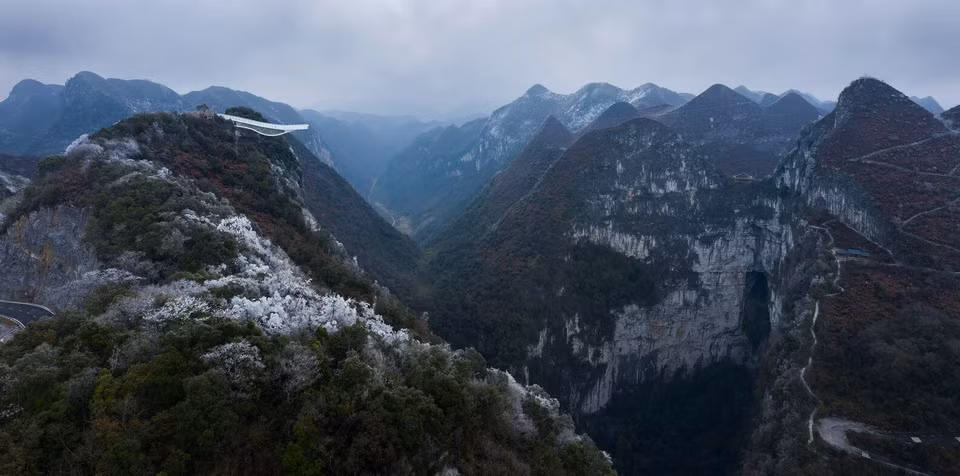 Quảng Tây là nơi có địa hình đá vôi và karst phân bố rộng rãi nhất. Cảnh quan vùng núi Lạc Nghiệp là biểu hiện điển hình của địa hình karst và hố sụt do xói mòn bề mặt.