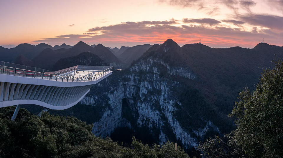 Để có được phong cảnh thơ mộng này, công trình là một thử thách thực sự đối với các kiến trúc sư. Sự biến dạng và kiểm soát biên độ của nền địa chất cần được đảm bảo để đáp ứng nhu cầu an toàn tâm lý của mọi người.